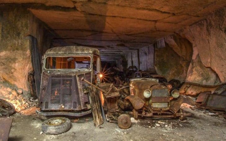 Подарунок з минулого: У Франції знайшли заховані під землею старовинні автомобілі - фото 1