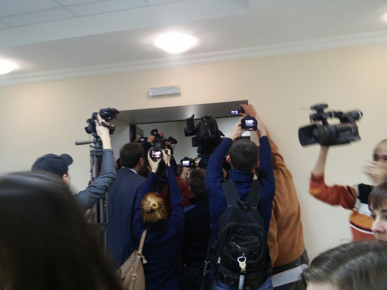Перед сесією Миколаївської облради активісти влаштували сутичку (ФОТО, ВІДЕО)