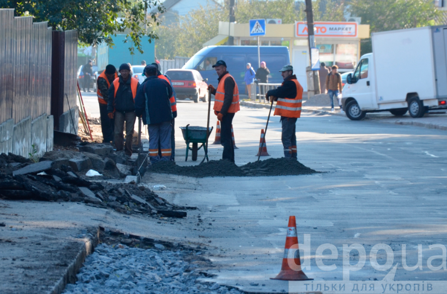 Вінницькі комунальники нарешті взялись за дорогу до староміської лікарні - фото 2 Вінницькі комунальники нарешті взялись за дорогу до староміської лікарні - фото 2