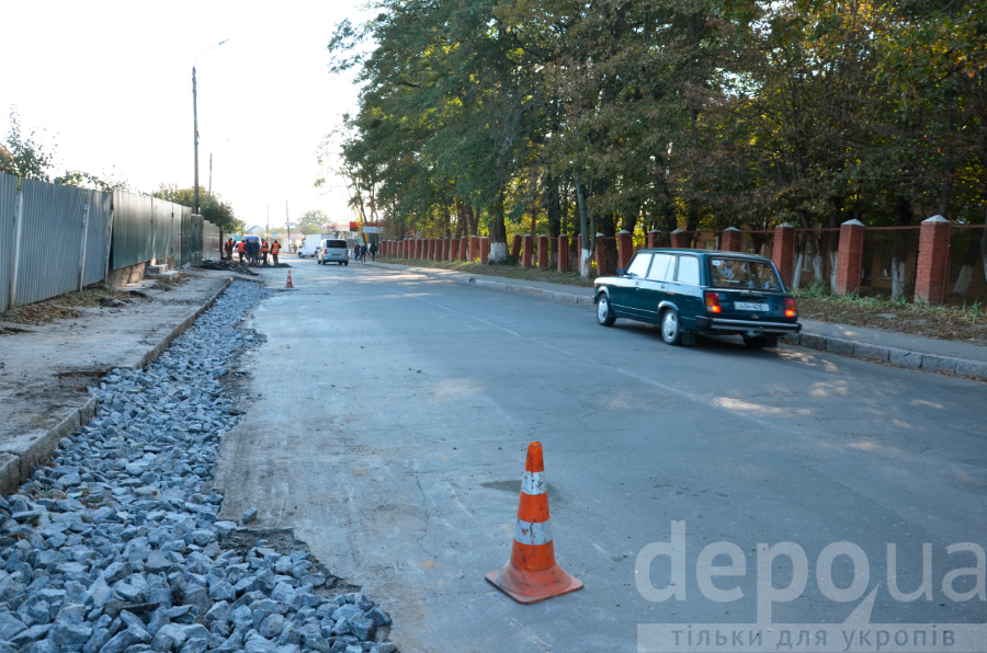 Вінницькі комунальники нарешті взялись за дорогу до староміської лікарні - фото 1