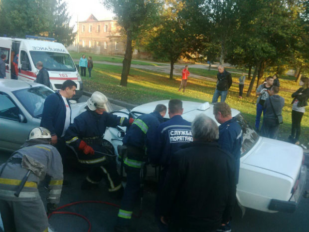 У Харкові - лобове зіткнення легковиків: троє людей в лікарні, водія витягували рятувальники - фото 2