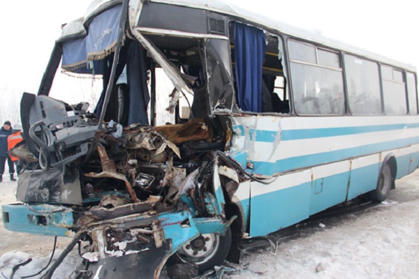  Водій фури з Дніпропетровщини протаранив автобус – загибий і десятки поранених - фото 1