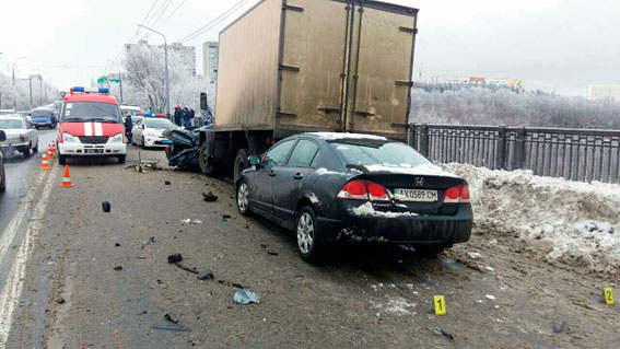 У поліції розповіли деталі смертельної ДТП на мосту в Харкові (ФОТО)  - фото 3