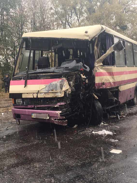 Лобове зіткнення пасажирського автобуса на Вінниччині: є жертви - фото 2