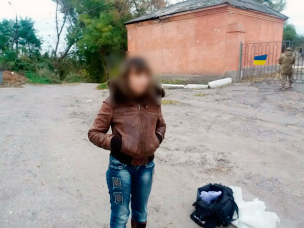 На Харківщині поліція затримала жінку під час спроби збуту автоматів - фото 1