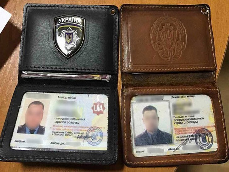 В Одесі поліцейські та "екс-копи" вимагали гроші від переселенки з Луганщини (ФОТО; ВІДЕО) - фото 2