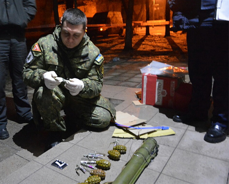 На Дніпропетровщині на ганок газети підкинули вибухівку з шампанським - фото 1