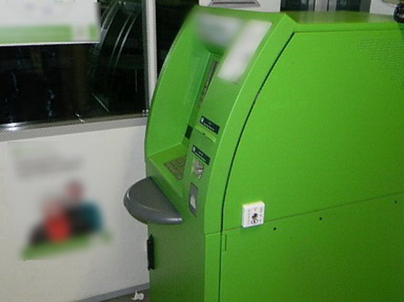 На столичному Подолі двоє чоловіків намагалися перепрограмувати банкомат й зняти гроші - фото 1