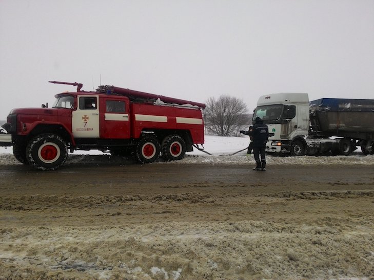 Як на Полтавщині рятувальники із заметів автівки діставали - фото 1