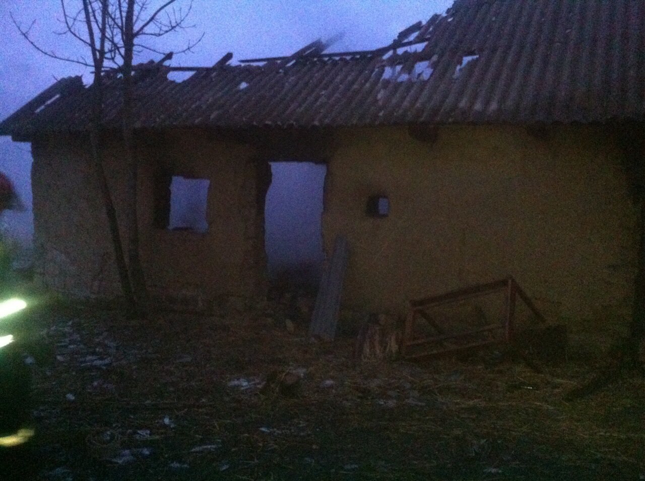 На Вінниччині в сільському дворі згоріли хата, хлів, корови і свині - фото 4