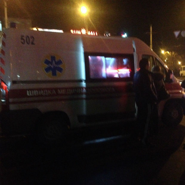 У Харкові п'яний чоловік побився з громадським транспортом (ФОТО) - фото 3