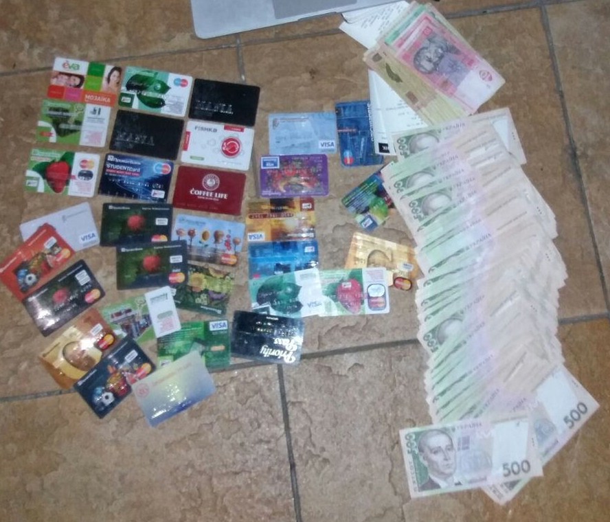 СБУ затримала шахраїв, які знімали готівку з карток мешканців окупованої Луганщини (ФОТО) - фото 4