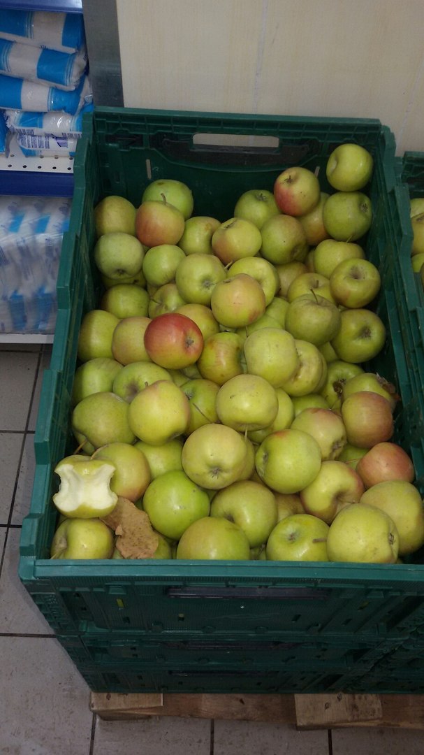 У херсонському супермаркеті продавали надкусане яблуко - фото 1