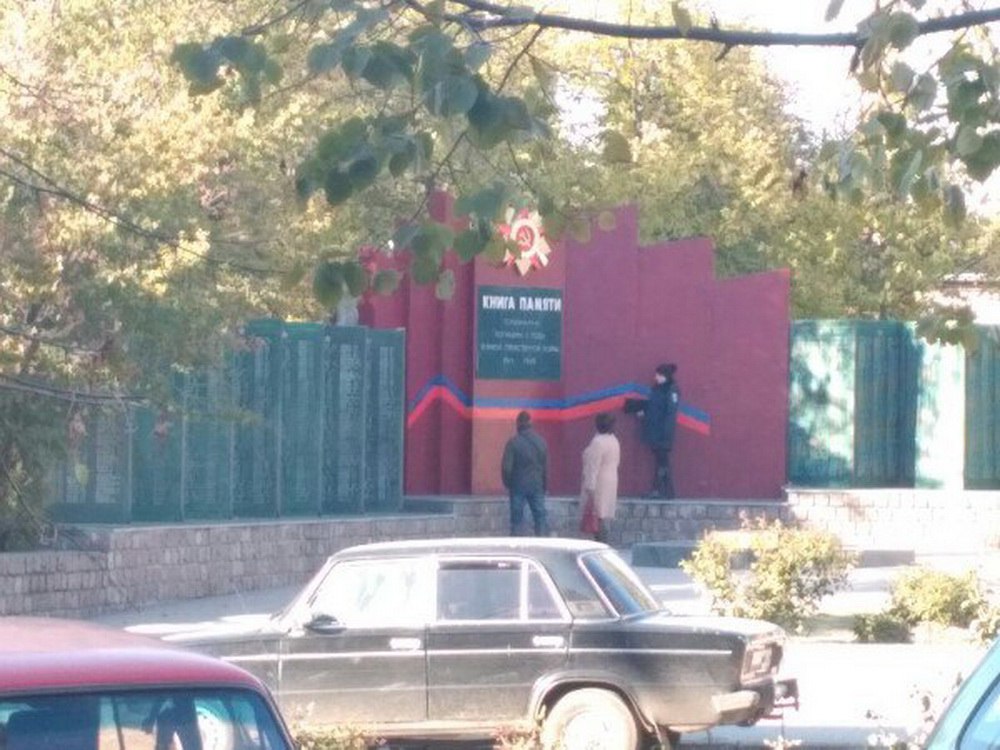 На Запоріжжі вандали-українофоби обмалювали два пам'ятники - фото 4