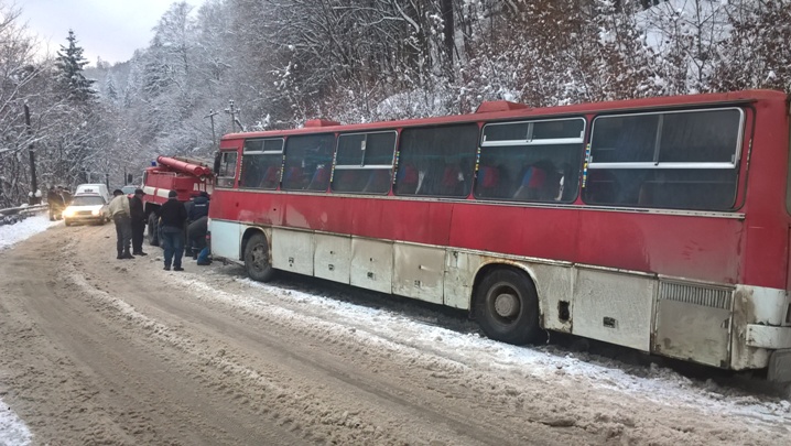 На Закарпатті через негоду автобус з пасажирами з’їхав у кювет - фото 1