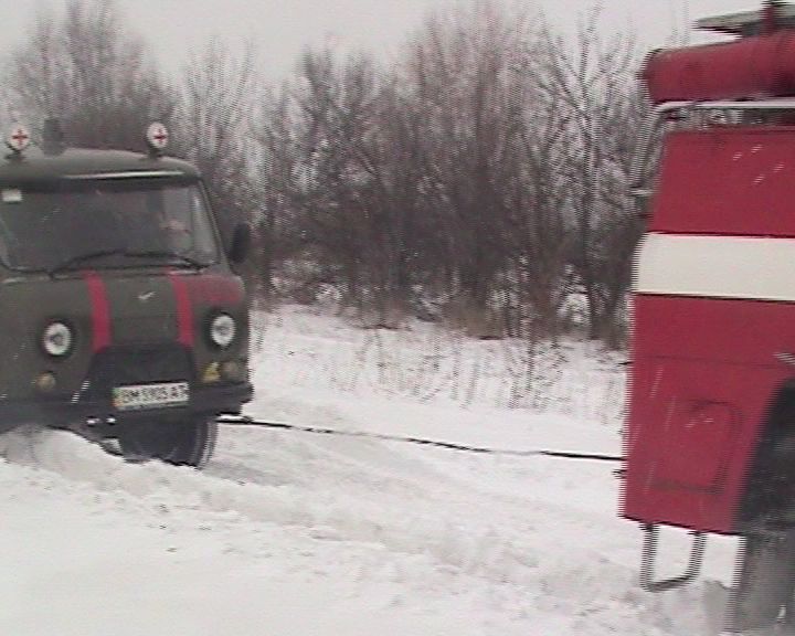 На Сумщині пожежна машина врятувала "швидку" зі сніжного полону - фото 1