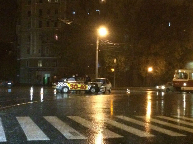 У Харкові в ДТП потрапив автомобіль відомої служби таксі - фото 1