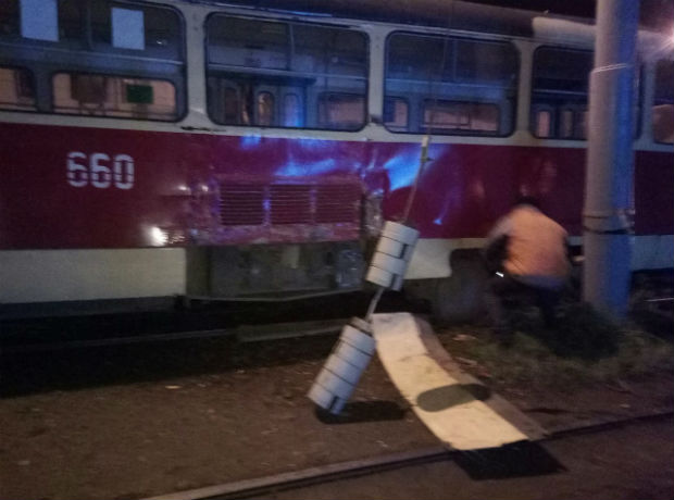 У Харкові трамвай злетів з рейок та пошкодив електроопору - фото 2