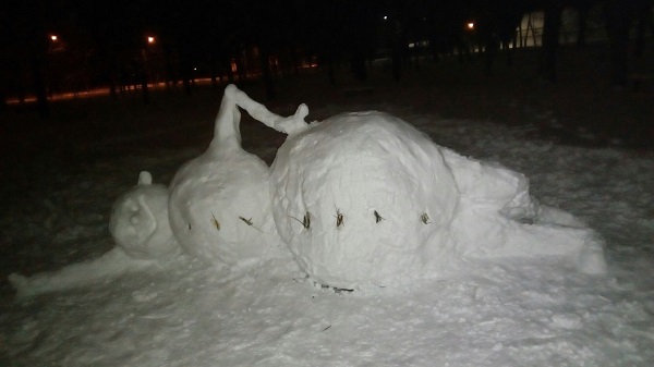 У Нікополі зліпили лежачого сніговика - фото 1