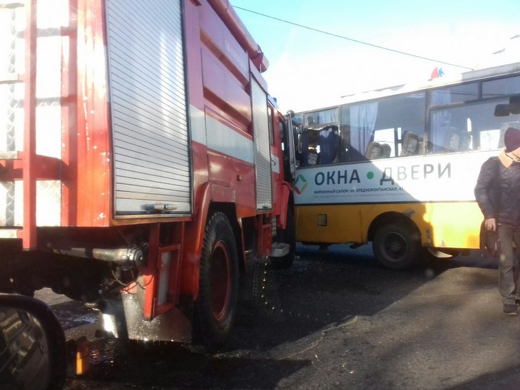 В Одесі пожежна автівка зіштовхнулася з пасажирським автобусом (ФОТО) - фото 2