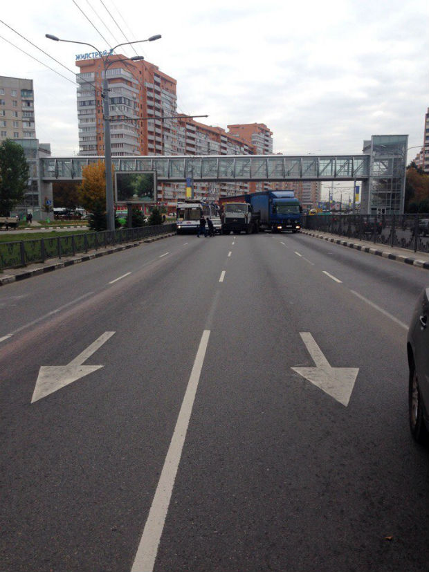 На проспекті Гагаріна через дві вантажівки утворився затор - фото 1