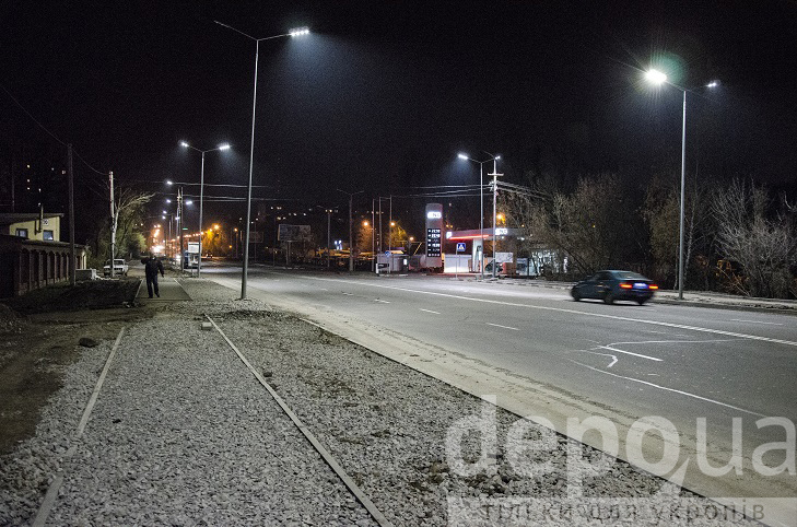 На проспекті Юності тепер сучасне освітлення, готують тротуари і велодоріжки - фото 5