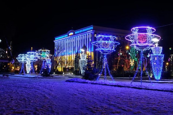 Сквер біля Дніпропетровської ОДА прикрасили мільйоном вогнів - фото 1