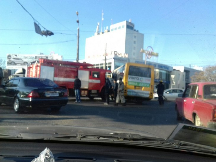 В Одессе пожарная машина столкнулась с пассажирским автобусом