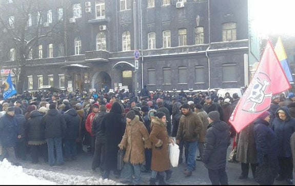  Мітингувальники принесли в центр Києва травматичну зброю - фото 1