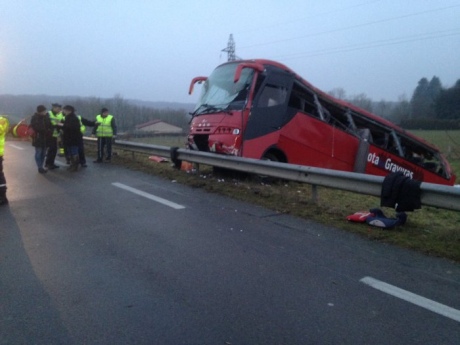 У Франції пасажирський автобус з’їхав у кювет, є загиблі та поранені - фото 1