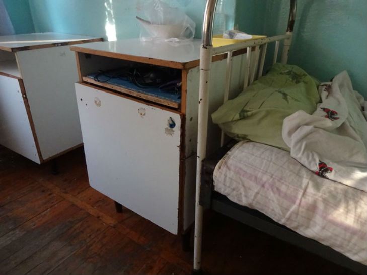 Радянські ліжка і обідрані стіни: У яких умовах лікують дітей на Полтавщині - фото 1