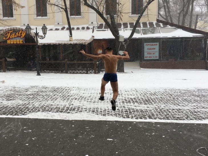 В Одесі засніженою Дерибасівською бігав хлопець у трусах (ФОТО) - фото 1