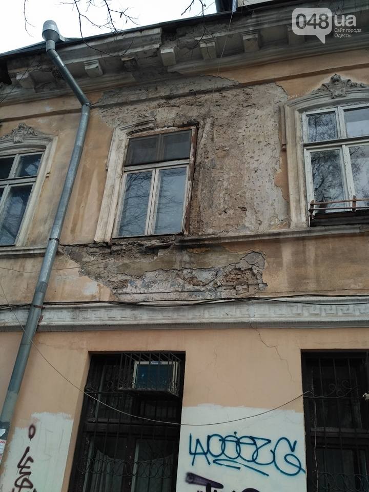 В центрі Одеси обвалився фрагмент фасаду будинку (ФОТО) - фото 1