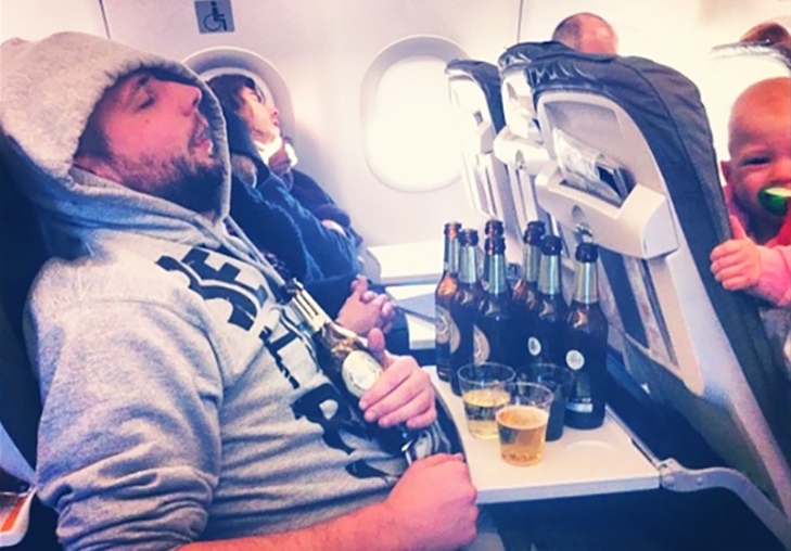 Культурний шок: 30 найогидніших пасажирів літаків (ФОТО 18+) - фото 19