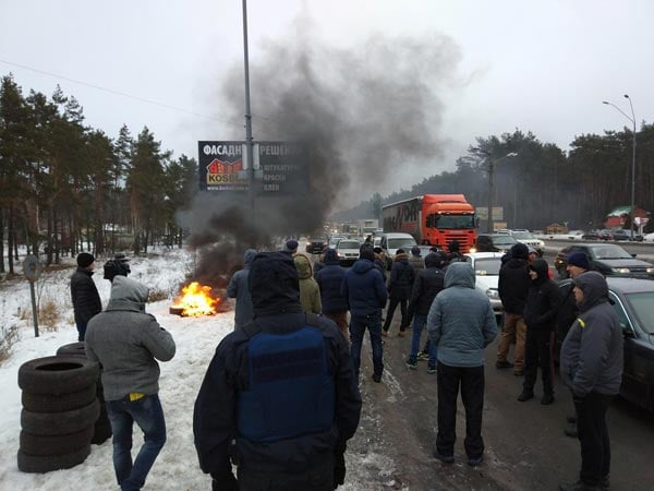 На в'їздах до Києва запалали шини - фото 4