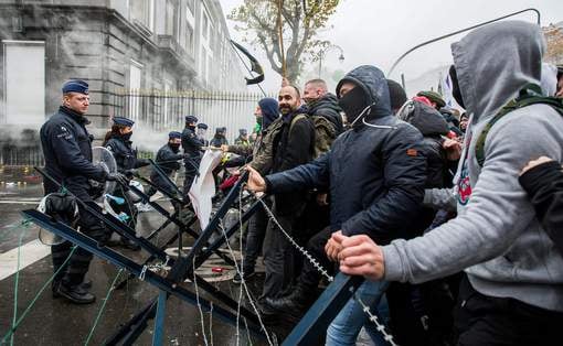 Лимони проти водометів: у Брюсселі військові побилися зі спецпризначенцями (ФОТО, ВІДЕО) - фото 1