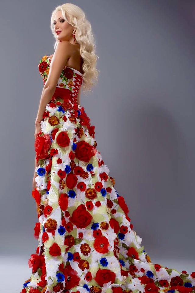 Бужинська здивувала незвичайною сукнею від букавинських майстринь - фото 1