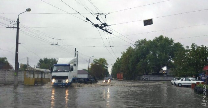 Наслідки буревію в Одесі: машини затоплені, дерева падали на маршрутки з людьми (ФОТО) - фото 1