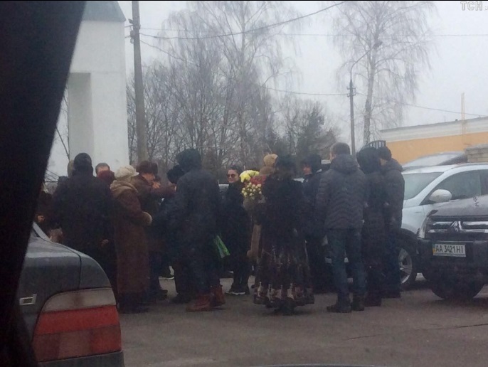 У мережі з'явилися фото вбитої горем Корольової, яка приїхала в Київ на похорон бабусі - фото 2