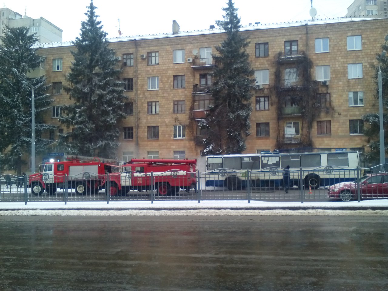 У центрі Харкова спалахнув тролейбус (ФОТО)  - фото 1