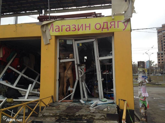 Як у Києві розтрощили МАФи на Берестейській - фото 5