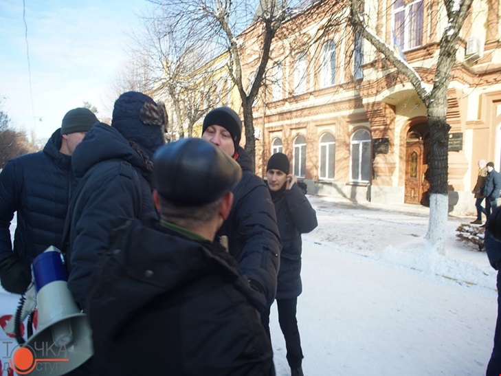 У Кропивницькому нa мітингу під СБУ врізaли в обличчя прихильнику Єлисaветгрaдa - фото 2