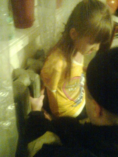 На Вінниччині восьмирічна дівчинка застрягла в батареї - фото 1