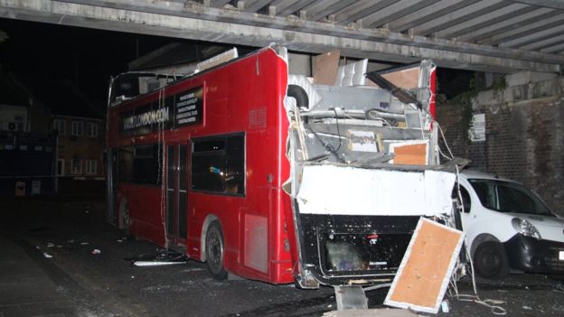 У Лондоні у ДТП потрапив двоповерховий автобус, є постраждалі (ФОТО) - фото 4