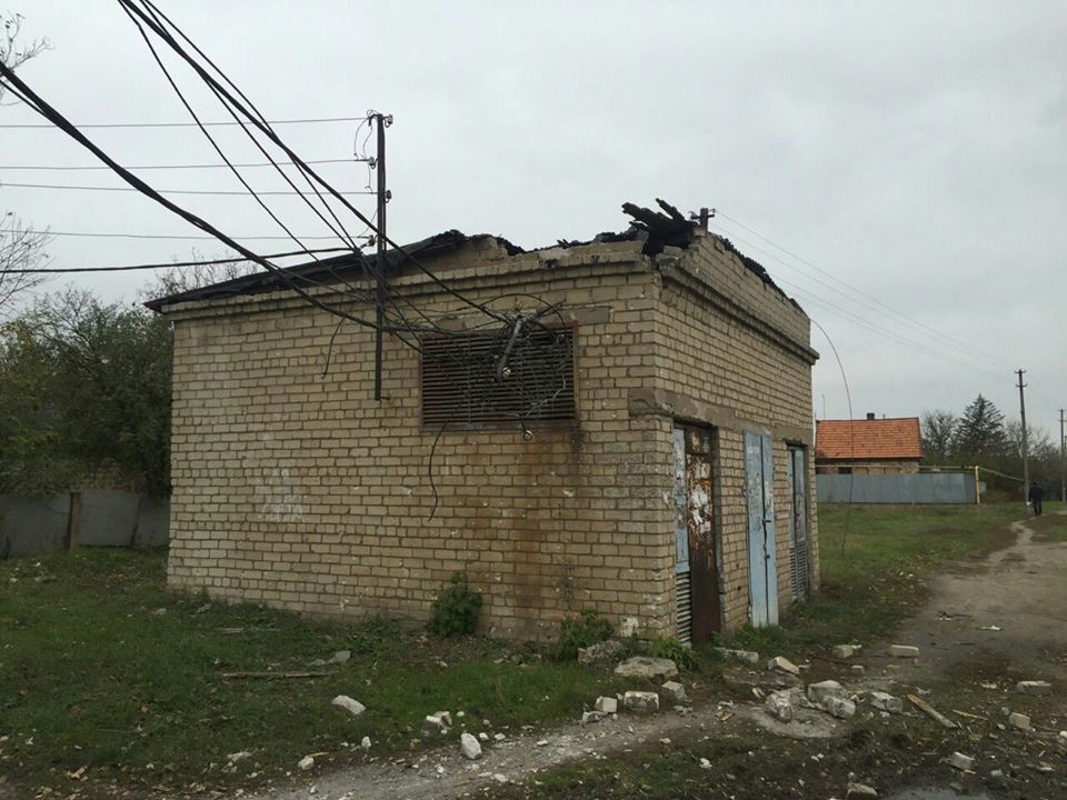 У Красногорівці через обстріл бойовиків залишилась без світла лікарня, технікум і будинки місцевих (ФОТО) - фото 2