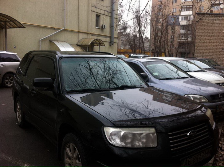 У Дніпрі посеред дня на парковці злодії розкрили дві автівки - фото 1