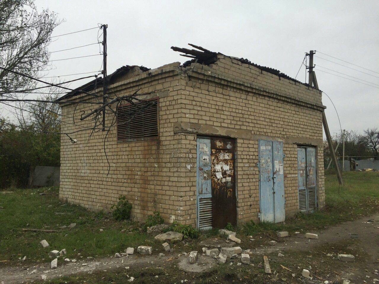 У Красногорівці через обстріл бойовиків залишилась без світла лікарня, технікум і будинки місцевих (ФОТО) - фото 1