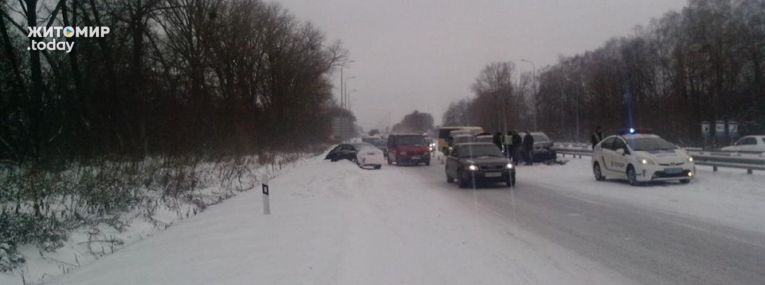 На Житомирщині зіткнулися 14 машин - фото 5
