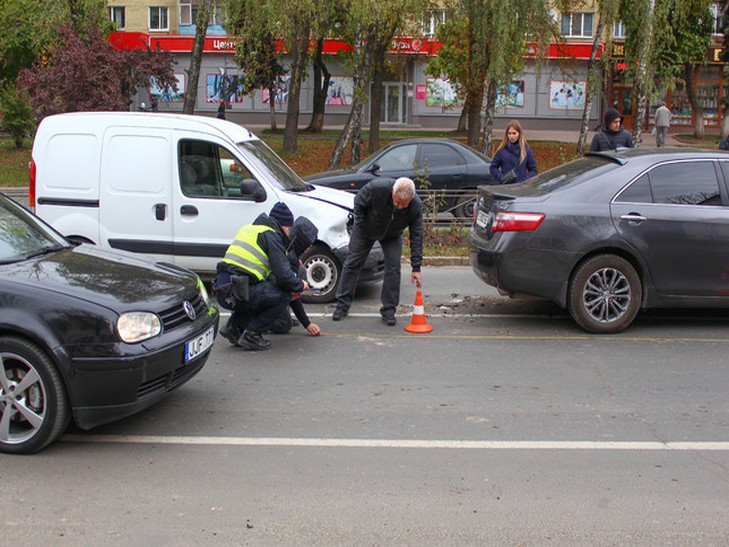 У центрі Чернівців сталася аварія (ФОТО, ВІДЕО) - фото 1
