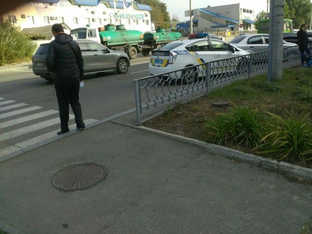 У Харкові патрульні припаркували автомобіль під знак, що забороняє це робити (ФОТОФАКТ) - фото 2